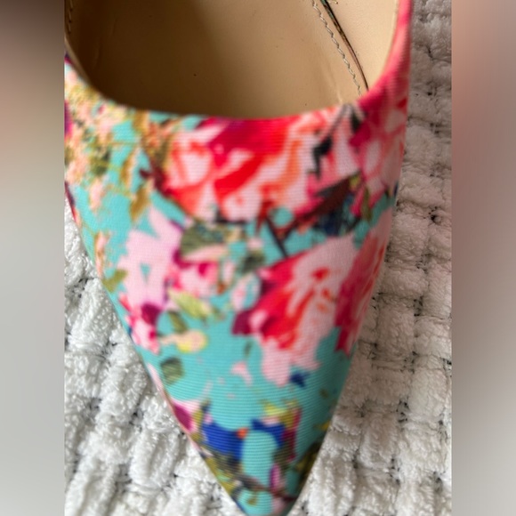 Vince Camuto size 8 floral fabric high heels. 4 inch/closed toe. Beautiful shoes - Picture 2 of 13